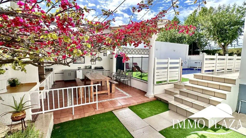 Grande villa avec Lic. Tourist. ! exposée sud ; 4 chambres, 3 salles d’eau, 1 cuisine d’été, piscine (25m2)