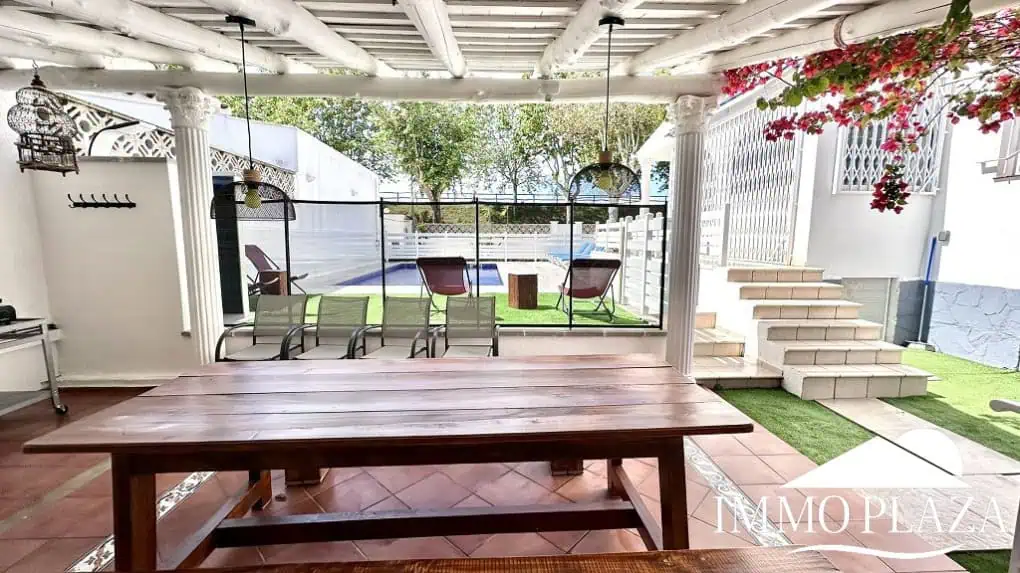 Grande villa avec Lic. Tourist. ! exposée sud ; 4 chambres, 3 salles d’eau, 1 cuisine d’été, piscine (25m2)