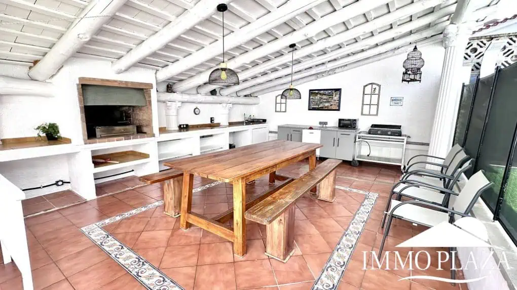 Grande villa avec Lic. Tourist. ! exposée sud ; 4 chambres, 3 salles d’eau, 1 cuisine d’été, piscine (25m2)