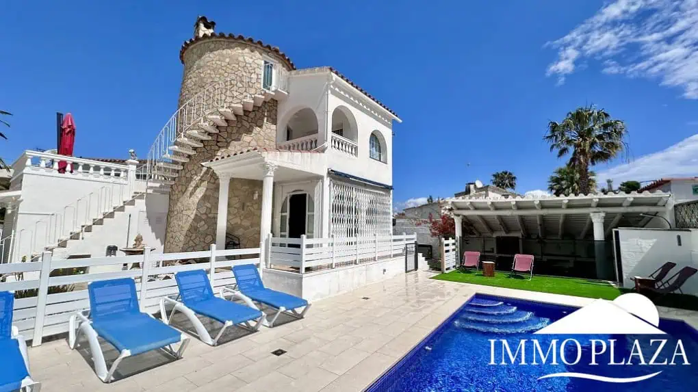 Grande villa avec Lic. Tourist. ! exposée sud ; 4 chambres, 3 salles d’eau, 1 cuisine d’été, piscine (25m2)