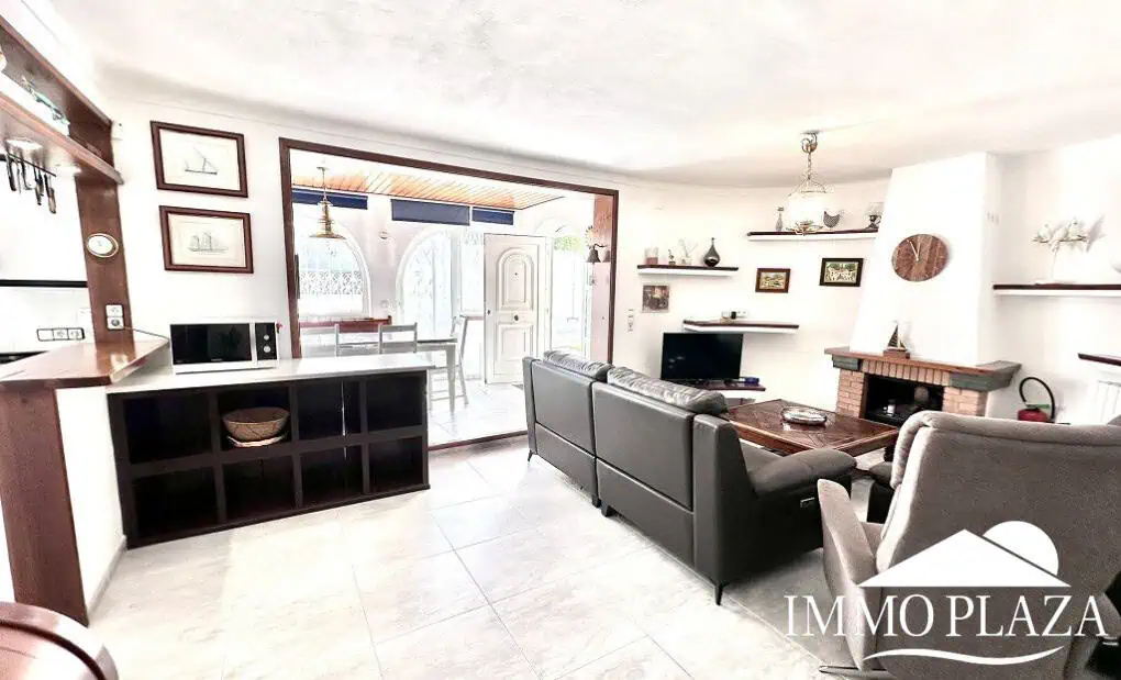Grande villa avec Lic. Tourist. ! exposée sud ; 4 chambres, 3 salles d’eau, 1 cuisine d’été, piscine (25m2)