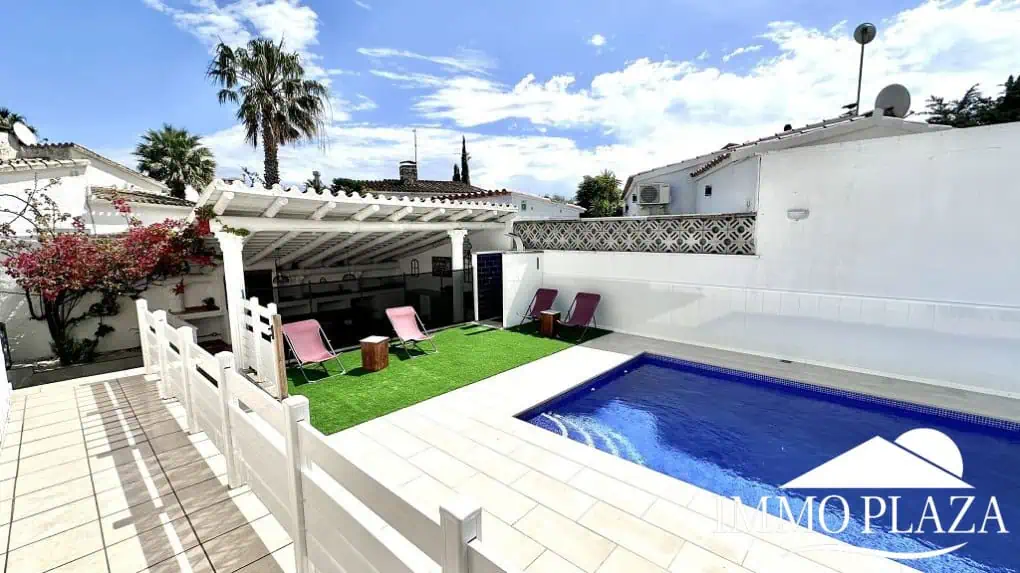 Grande villa avec Lic. Tourist. ! exposée sud ; 4 chambres, 3 salles d’eau, 1 cuisine d’été, piscine (25m2)