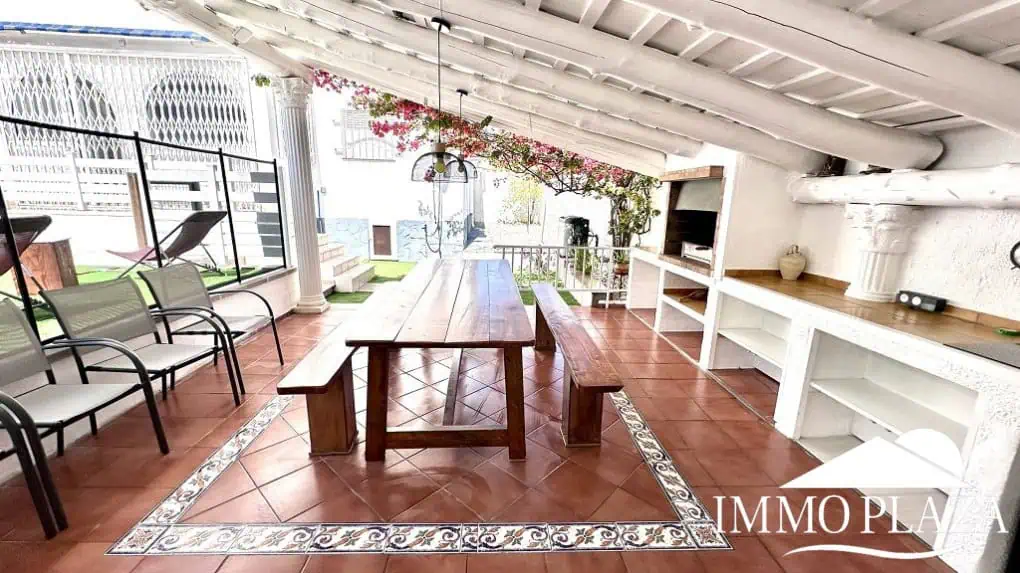 Grande villa avec Lic. Tourist. ! exposée sud ; 4 chambres, 3 salles d’eau, 1 cuisine d’été, piscine (25m2)