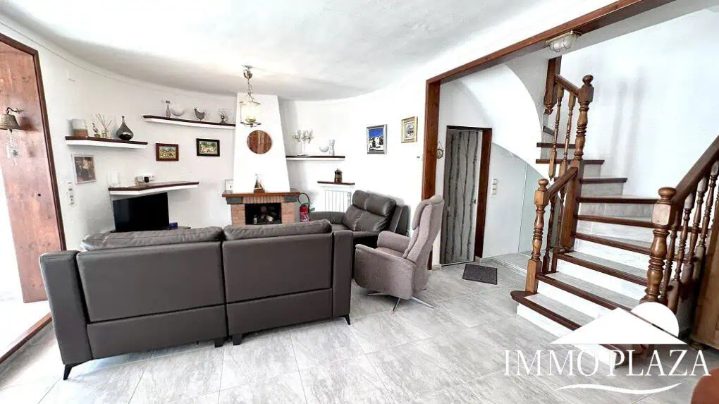 Grande villa avec Lic. Tourist. ! exposée sud ; 4 chambres, 3 salles d’eau, 1 cuisine d’été, piscine (25m2)