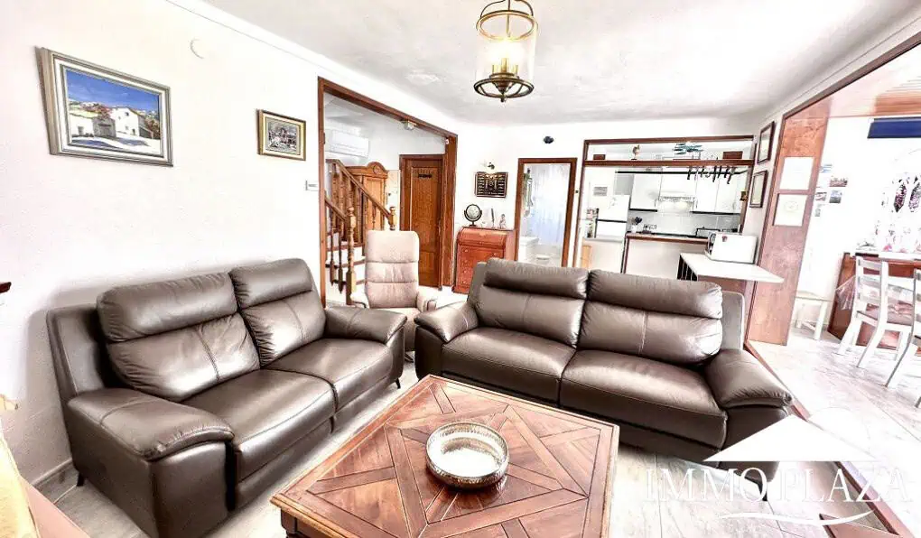 Grande villa avec Lic. Tourist. ! exposée sud ; 4 chambres, 3 salles d’eau, 1 cuisine d’été, piscine (25m2)
