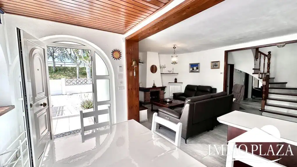 Grande villa avec Lic. Tourist. ! exposée sud ; 4 chambres, 3 salles d’eau, 1 cuisine d’été, piscine (25m2)