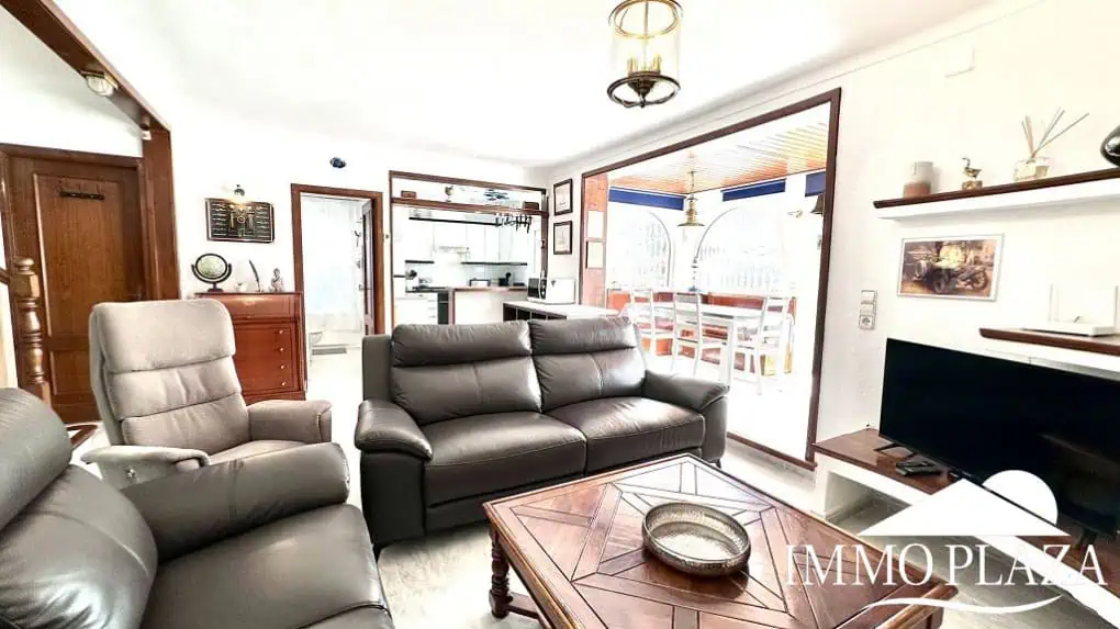 Grande villa avec Lic. Tourist. ! exposée sud ; 4 chambres, 3 salles d’eau, 1 cuisine d’été, piscine (25m2)