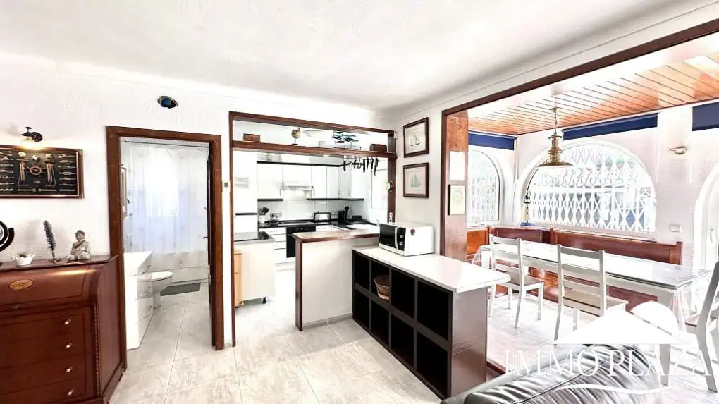 Grande villa avec Lic. Tourist. ! exposée sud ; 4 chambres, 3 salles d’eau, 1 cuisine d’été, piscine (25m2)