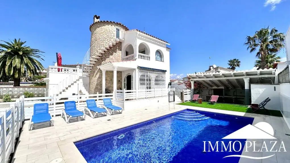 Grande villa avec Lic. Tourist. ! exposée sud ; 4 chambres, 3 salles d’eau, 1 cuisine d’été, piscine (25m2)