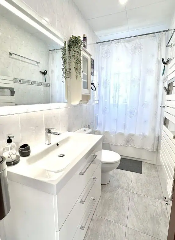 Grande villa avec Lic. Tourist. ! exposée sud ; 4 chambres, 3 salles d’eau, 1 cuisine d’été, piscine (25m2)