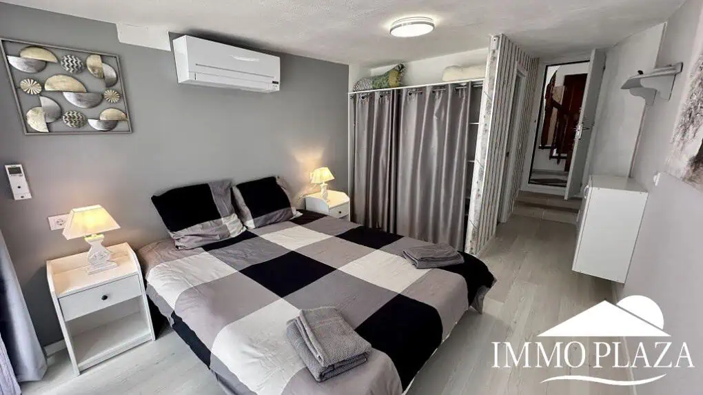 Grande villa avec Lic. Tourist. ! exposée sud ; 4 chambres, 3 salles d’eau, 1 cuisine d’été, piscine (25m2)