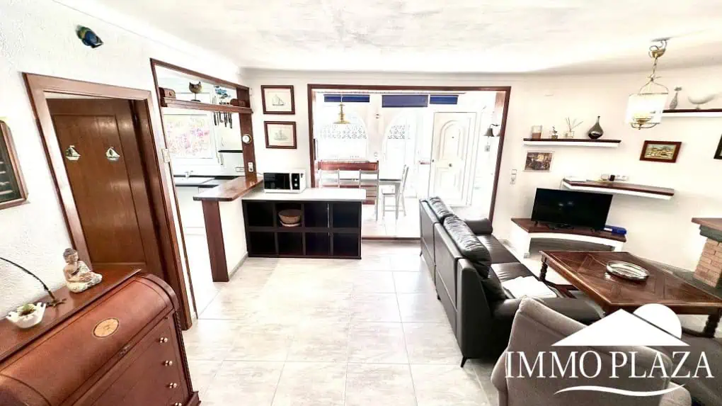 Grande villa avec Lic. Tourist. ! exposée sud ; 4 chambres, 3 salles d’eau, 1 cuisine d’été, piscine (25m2)