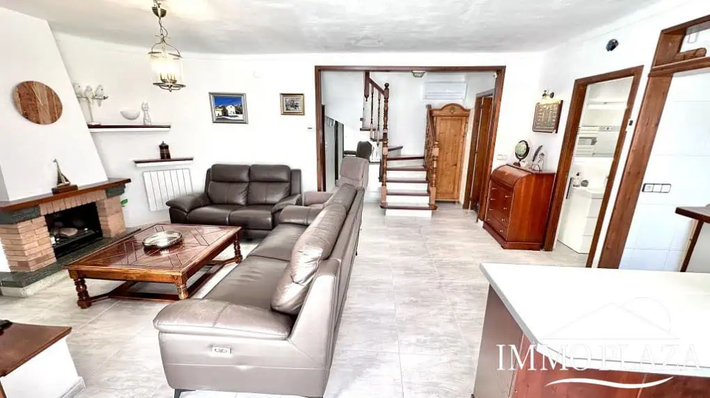 Grande villa avec Lic. Tourist. ! exposée sud ; 4 chambres, 3 salles d’eau, 1 cuisine d’été, piscine (25m2)