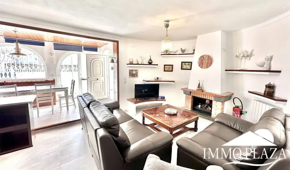 Grande villa avec Lic. Tourist. ! exposée sud ; 4 chambres, 3 salles d’eau, 1 cuisine d’été, piscine (25m2)