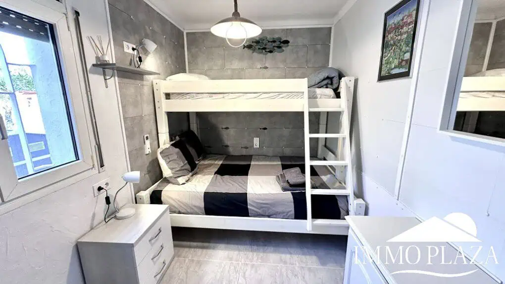 Grande villa avec Lic. Tourist. ! exposée sud ; 4 chambres, 3 salles d’eau, 1 cuisine d’été, piscine (25m2)