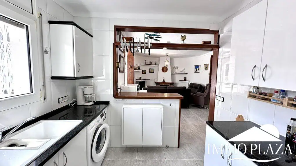 Grande villa avec Lic. Tourist. ! exposée sud ; 4 chambres, 3 salles d’eau, 1 cuisine d’été, piscine (25m2)