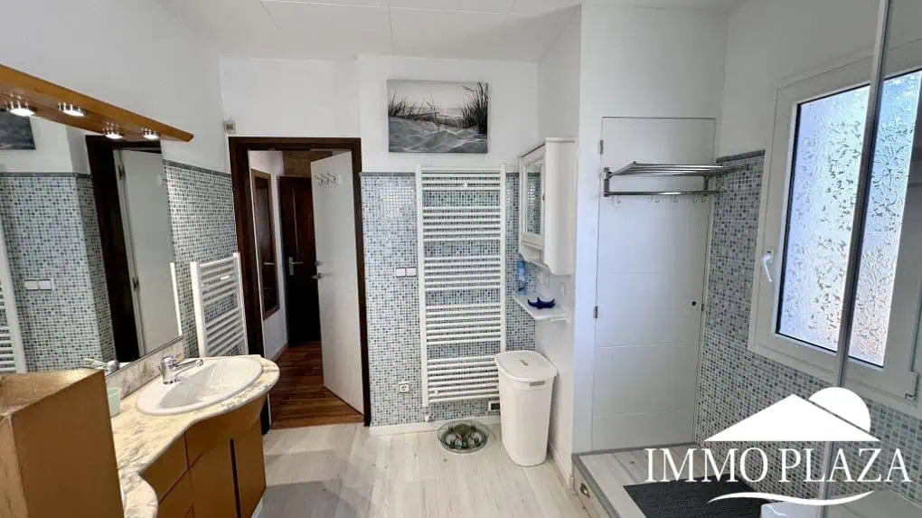 Grande villa avec Lic. Tourist. ! exposée sud ; 4 chambres, 3 salles d’eau, 1 cuisine d’été, piscine (25m2)