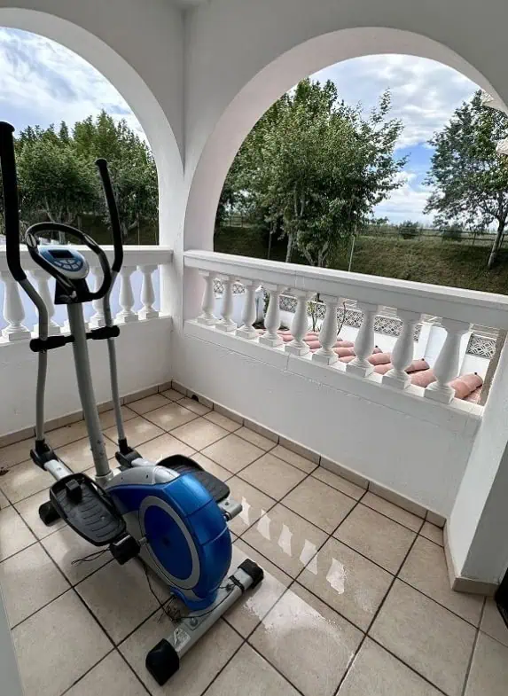 Grande villa avec Lic. Tourist. ! exposée sud ; 4 chambres, 3 salles d’eau, 1 cuisine d’été, piscine (25m2)