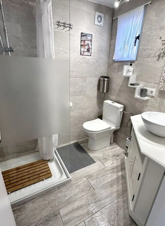Grande villa avec Lic. Tourist. ! exposée sud ; 4 chambres, 3 salles d’eau, 1 cuisine d’été, piscine (25m2)