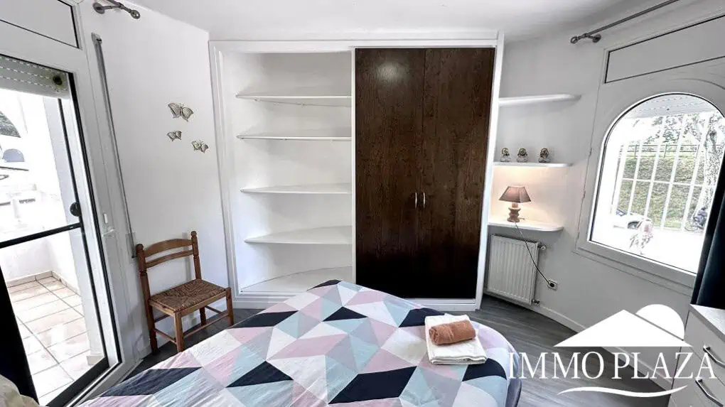 Grande villa avec Lic. Tourist. ! exposée sud ; 4 chambres, 3 salles d’eau, 1 cuisine d’été, piscine (25m2)
