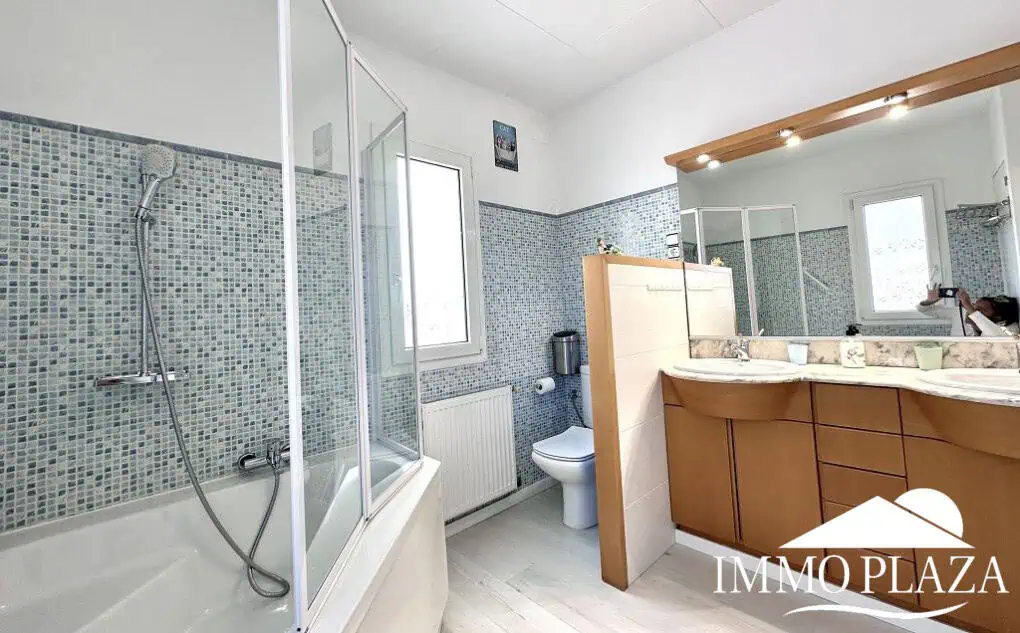 Grande villa avec Lic. Tourist. ! exposée sud ; 4 chambres, 3 salles d’eau, 1 cuisine d’été, piscine (25m2)