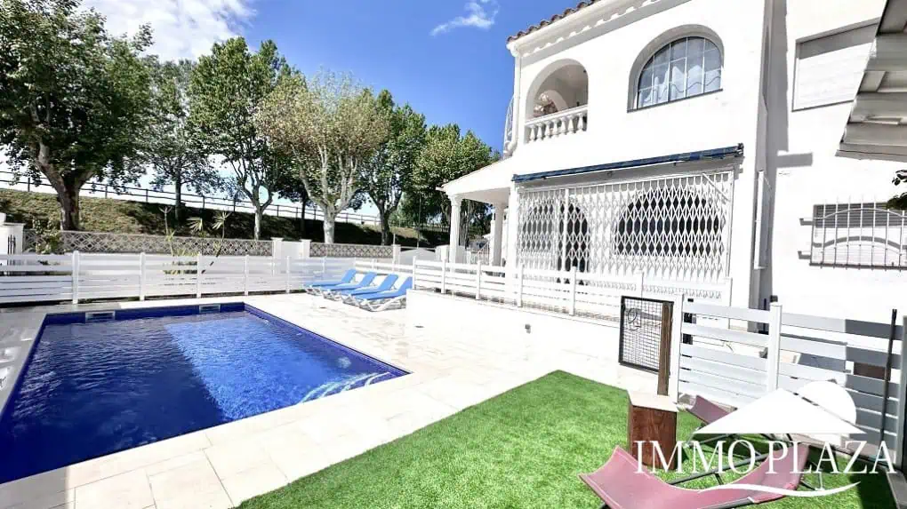 Grande villa avec Lic. Tourist. ! exposée sud ; 4 chambres, 3 salles d’eau, 1 cuisine d’été, piscine (25m2)