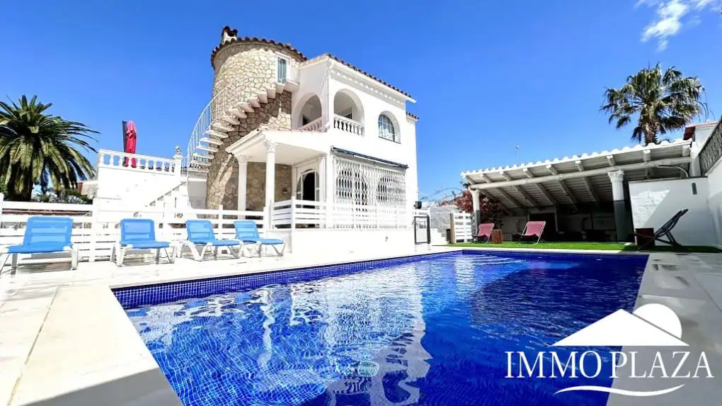 Grande villa avec Lic. Tourist. ! exposée sud ; 4 chambres, 3 salles d’eau, 1 cuisine d’été, piscine (25m2)