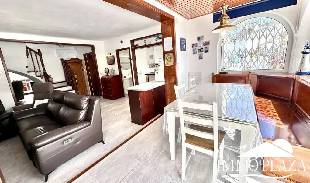 Grande villa avec Lic. Tourist. ! exposée sud ; 4 chambres, 3 salles d’eau, 1 cuisine d’été, piscine (25m2)