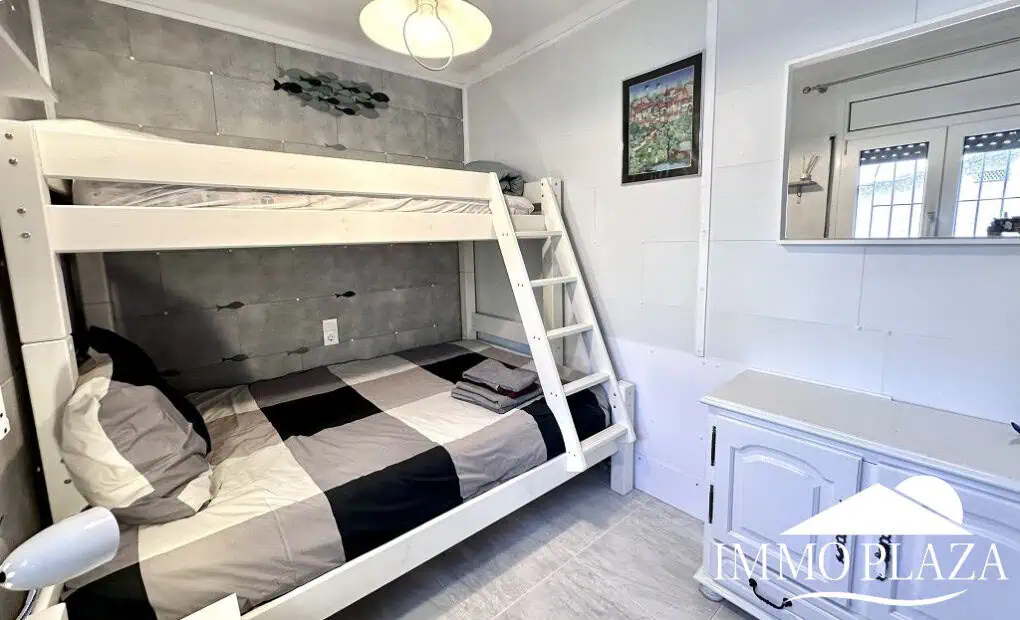 Grande villa avec Lic. Tourist. ! exposée sud ; 4 chambres, 3 salles d’eau, 1 cuisine d’été, piscine (25m2)