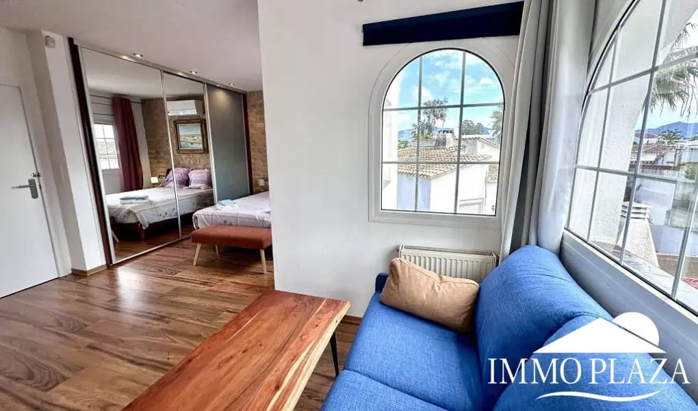 Grande villa avec Lic. Tourist. ! exposée sud ; 4 chambres, 3 salles d’eau, 1 cuisine d’été, piscine (25m2)