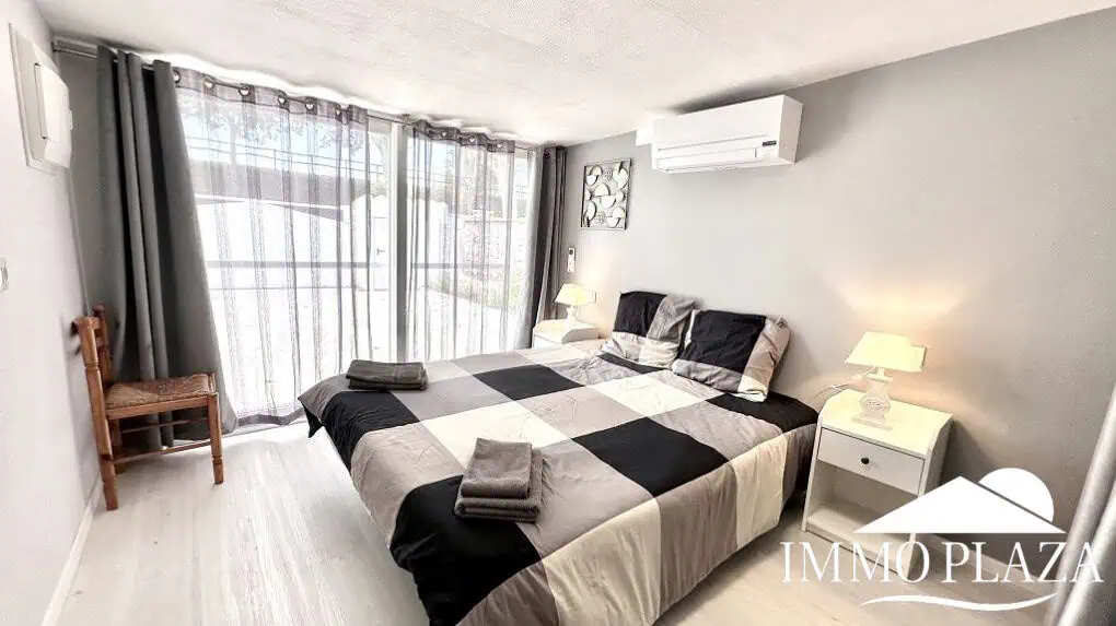 Grande villa avec Lic. Tourist. ! exposée sud ; 4 chambres, 3 salles d’eau, 1 cuisine d’été, piscine (25m2)