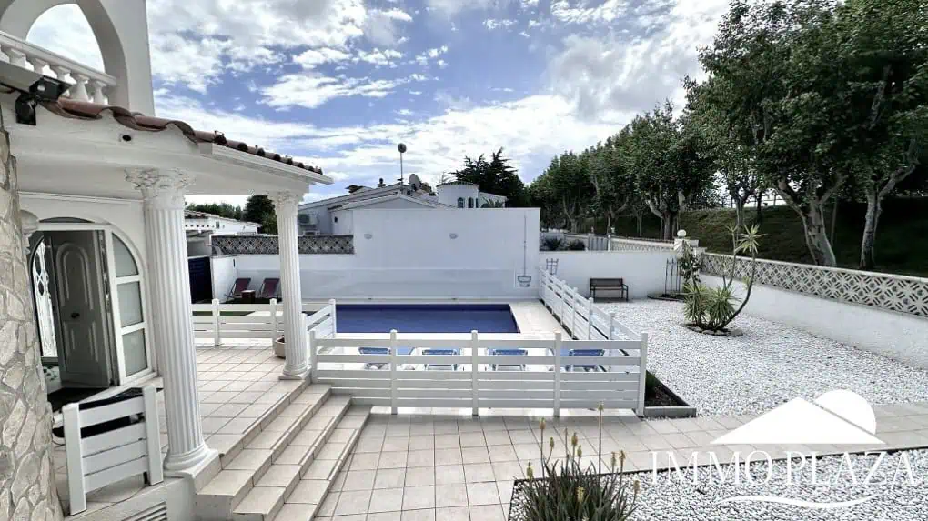 Grande villa avec Lic. Tourist. ! exposée sud ; 4 chambres, 3 salles d’eau, 1 cuisine d’été, piscine (25m2)