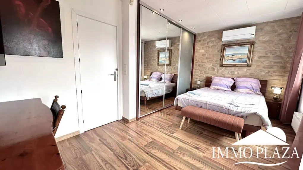 Grande villa avec Lic. Tourist. ! exposée sud ; 4 chambres, 3 salles d’eau, 1 cuisine d’été, piscine (25m2)