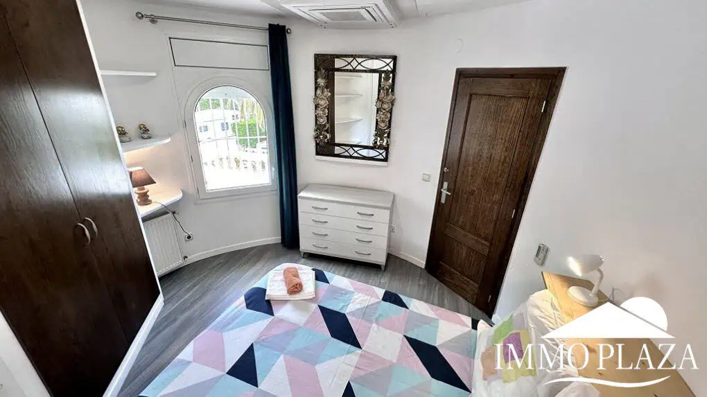 Grande villa avec Lic. Tourist. ! exposée sud ; 4 chambres, 3 salles d’eau, 1 cuisine d’été, piscine (25m2)