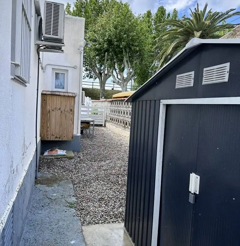 Grande villa avec Lic. Tourist. ! exposée sud ; 4 chambres, 3 salles d’eau, 1 cuisine d’été, piscine (25m2)