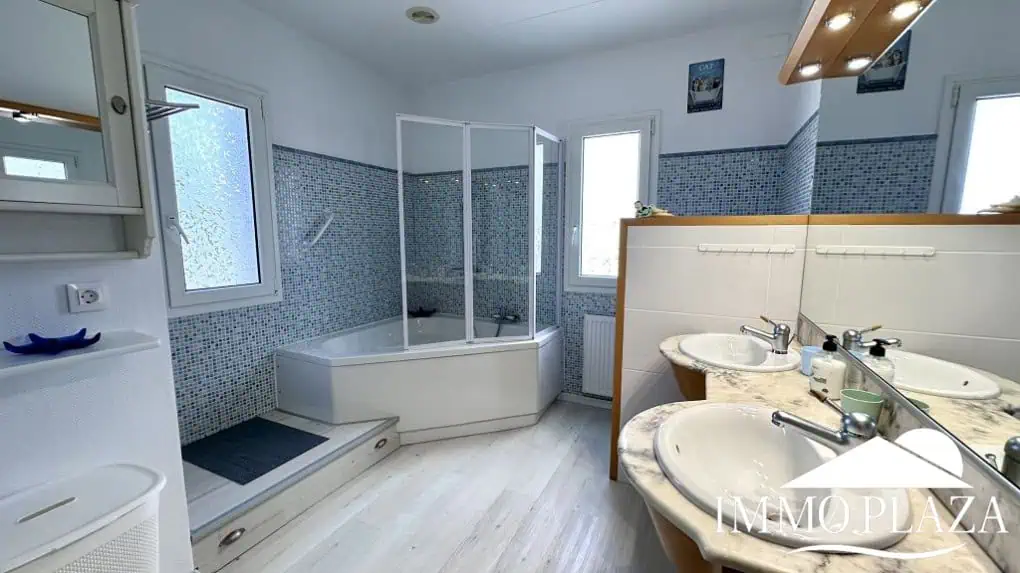 Grande villa avec Lic. Tourist. ! exposée sud ; 4 chambres, 3 salles d’eau, 1 cuisine d’été, piscine (25m2)