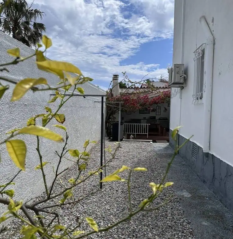 Grande villa avec Lic. Tourist. ! exposée sud ; 4 chambres, 3 salles d’eau, 1 cuisine d’été, piscine (25m2)