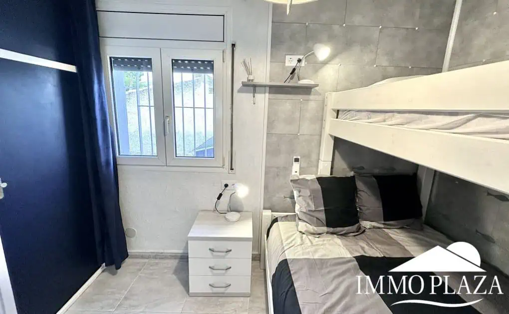 Grande villa avec Lic. Tourist. ! exposée sud ; 4 chambres, 3 salles d’eau, 1 cuisine d’été, piscine (25m2)