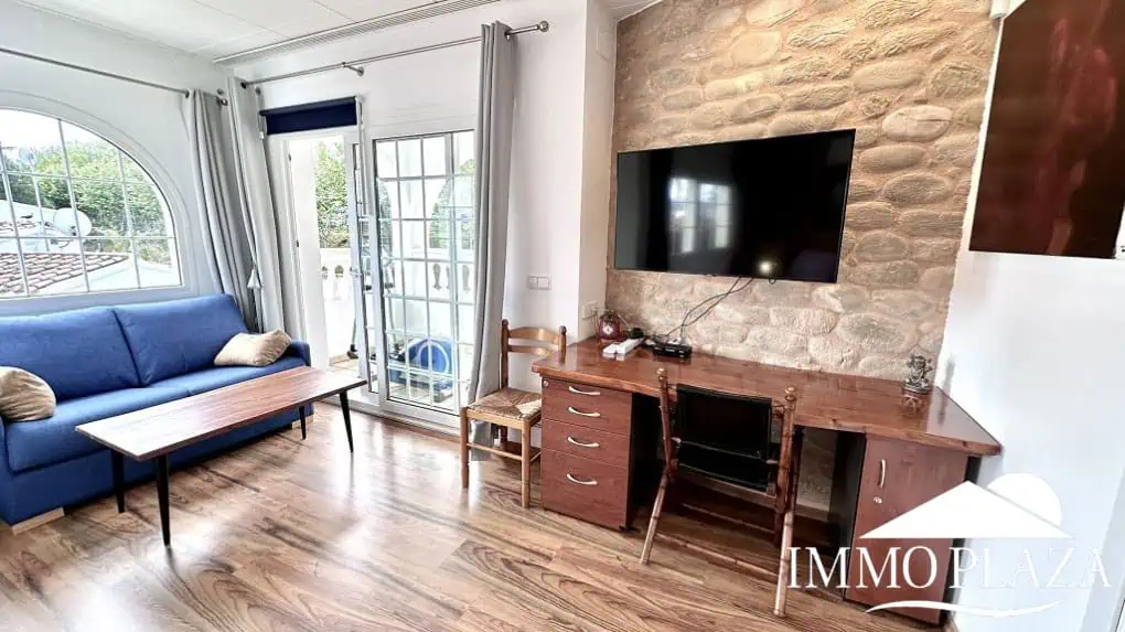 Grande villa avec Lic. Tourist. ! exposée sud ; 4 chambres, 3 salles d’eau, 1 cuisine d’été, piscine (25m2)