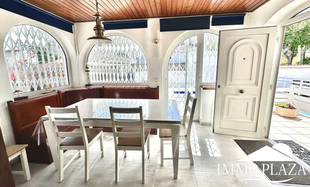 Grande villa avec Lic. Tourist. ! exposée sud ; 4 chambres, 3 salles d’eau, 1 cuisine d’été, piscine (25m2)