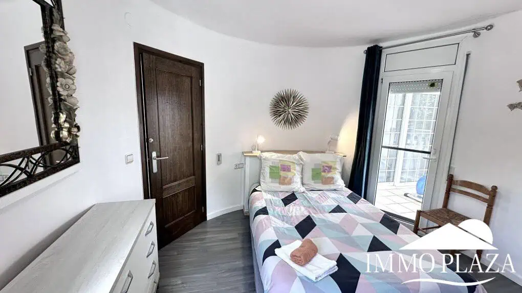 Grande villa avec Lic. Tourist. ! exposée sud ; 4 chambres, 3 salles d’eau, 1 cuisine d’été, piscine (25m2)