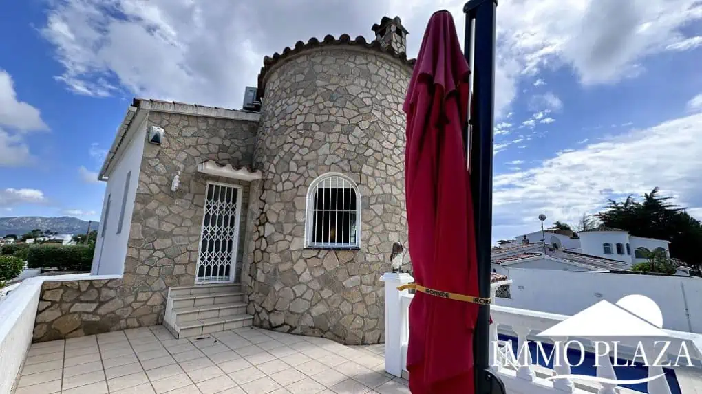 Grande villa avec Lic. Tourist. ! exposée sud ; 4 chambres, 3 salles d’eau, 1 cuisine d’été, piscine (25m2)