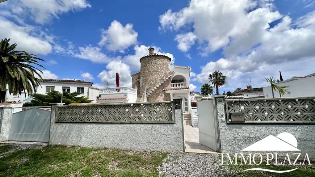 Grande villa avec Lic. Tourist. ! exposée sud ; 4 chambres, 3 salles d’eau, 1 cuisine d’été, piscine (25m2)