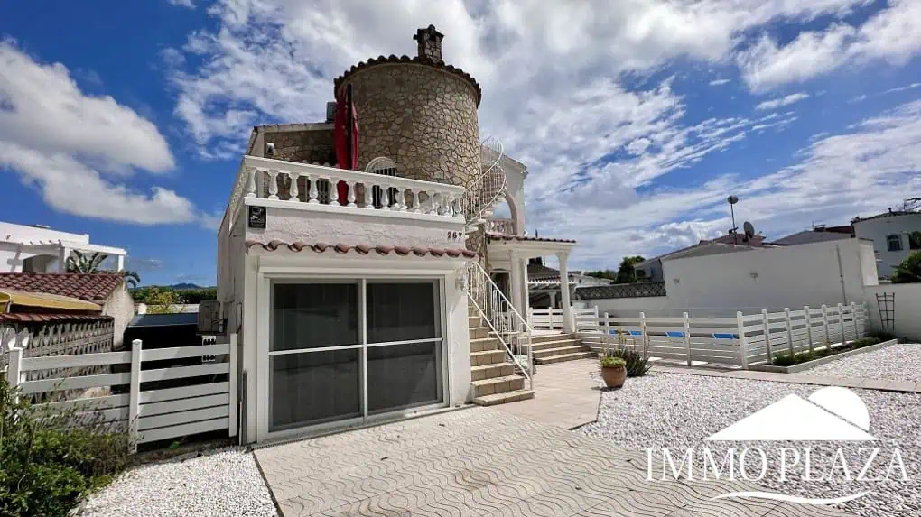 Grande villa avec Lic. Tourist. ! exposée sud ; 4 chambres, 3 salles d’eau, 1 cuisine d’été, piscine (25m2)