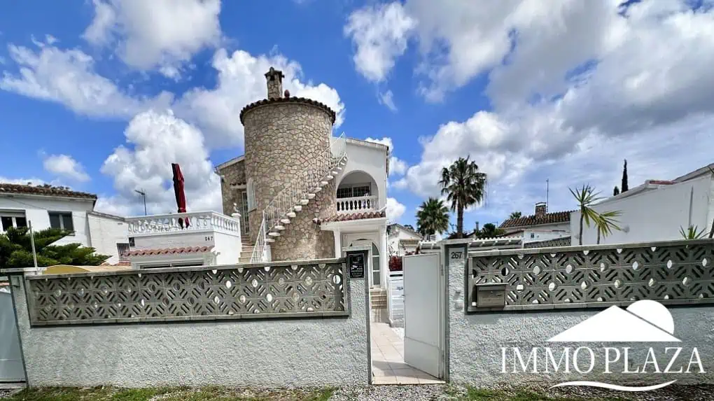 Grande villa avec Lic. Tourist. ! exposée sud ; 4 chambres, 3 salles d’eau, 1 cuisine d’été, piscine (25m2)