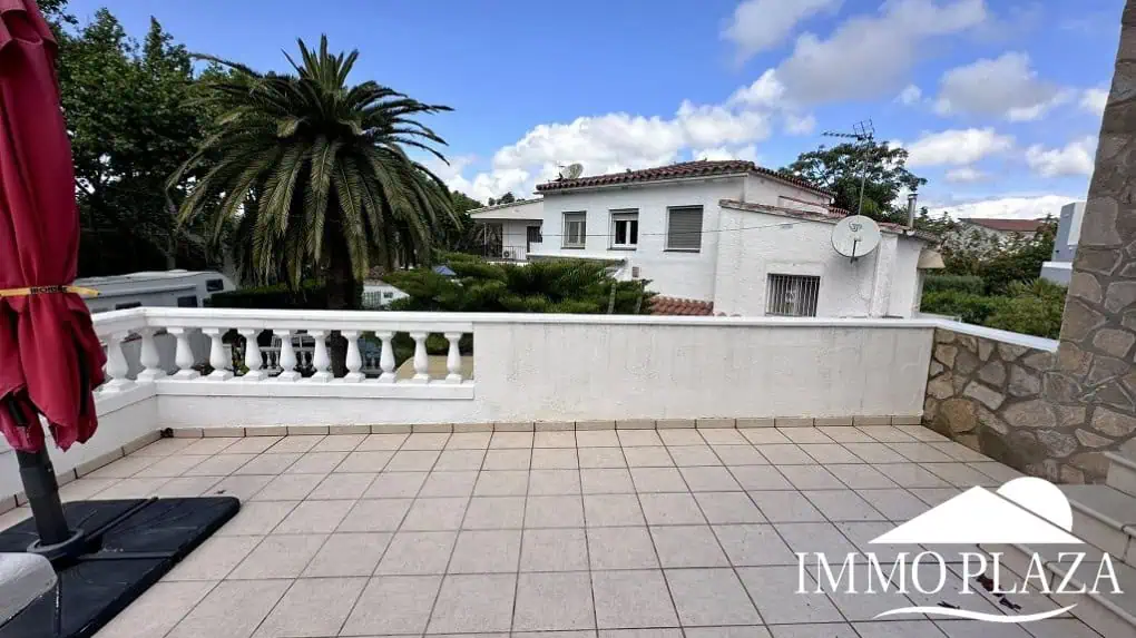 Grande villa avec Lic. Tourist. ! exposée sud ; 4 chambres, 3 salles d’eau, 1 cuisine d’été, piscine (25m2)