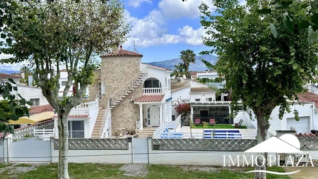 Grande villa avec Lic. Tourist. ! exposée sud ; 4 chambres, 3 salles d’eau, 1 cuisine d’été, piscine (25m2)