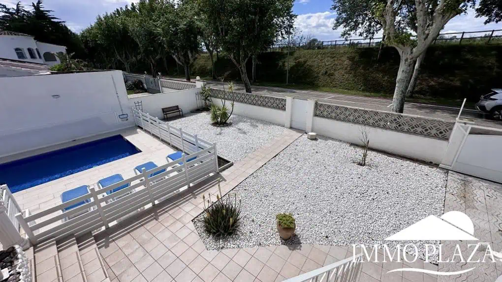 Grande villa avec Lic. Tourist. ! exposée sud ; 4 chambres, 3 salles d’eau, 1 cuisine d’été, piscine (25m2)