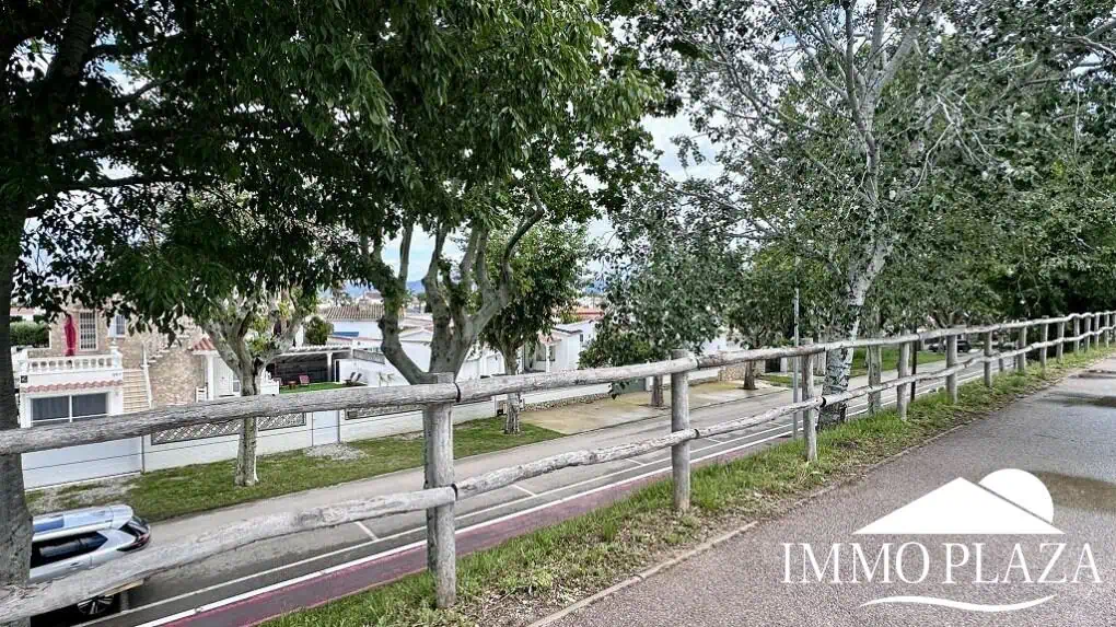 Grande villa avec Lic. Tourist. ! exposée sud ; 4 chambres, 3 salles d’eau, 1 cuisine d’été, piscine (25m2)