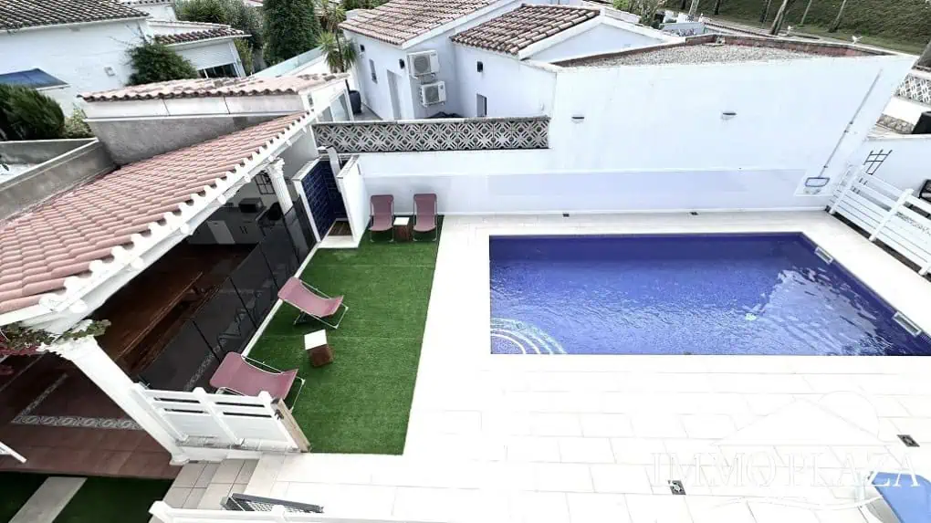 Grande villa avec Lic. Tourist. ! exposée sud ; 4 chambres, 3 salles d’eau, 1 cuisine d’été, piscine (25m2)